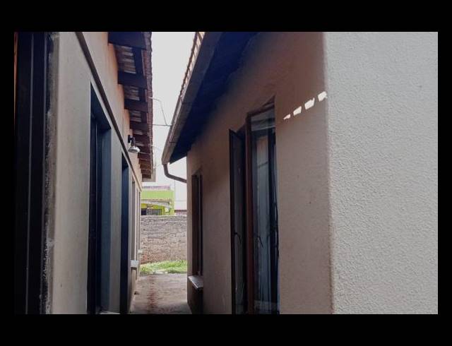 6 BEDROOM HOUSE FOR SALE IN LEACHVILLE EXT 3